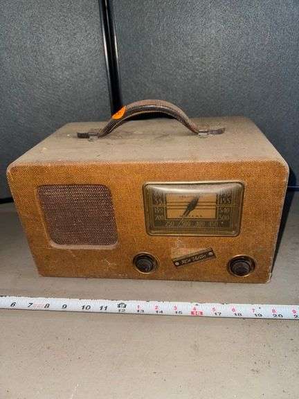 Rca victor radio • Basement