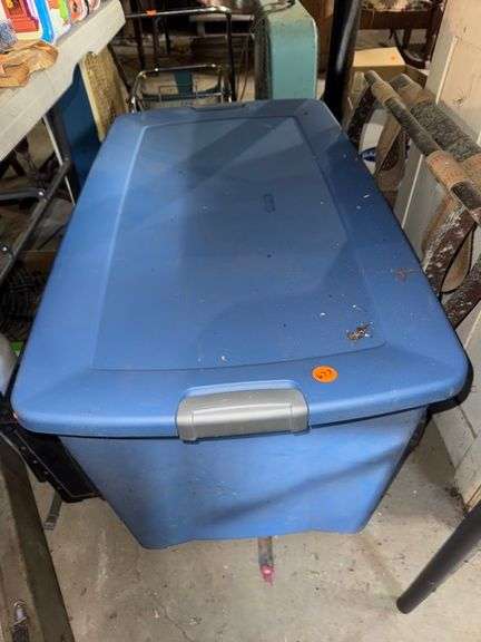Tote with locking lid • Basement