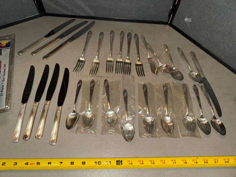 Tudor flatware set • Kitchen