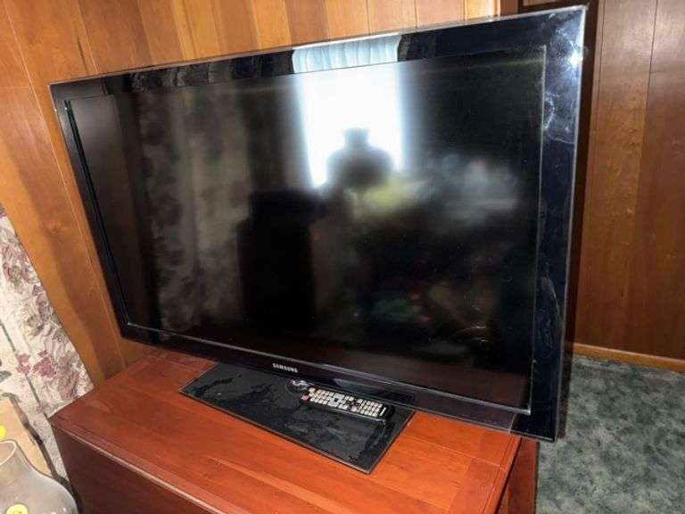 Samsung tv with remote • 45” • Living room