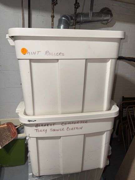 Rubbermaid totes with lid • (2) • Basement