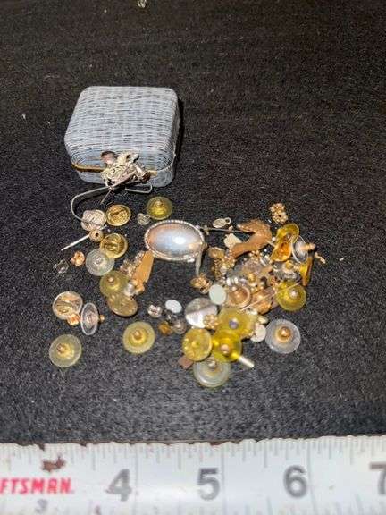 Mismatched/broken jewelry and other jewelry • Bedroom 3