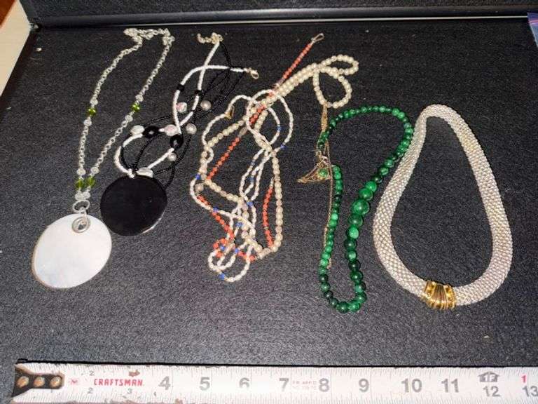 Women’s necklaces • Bedroom 3