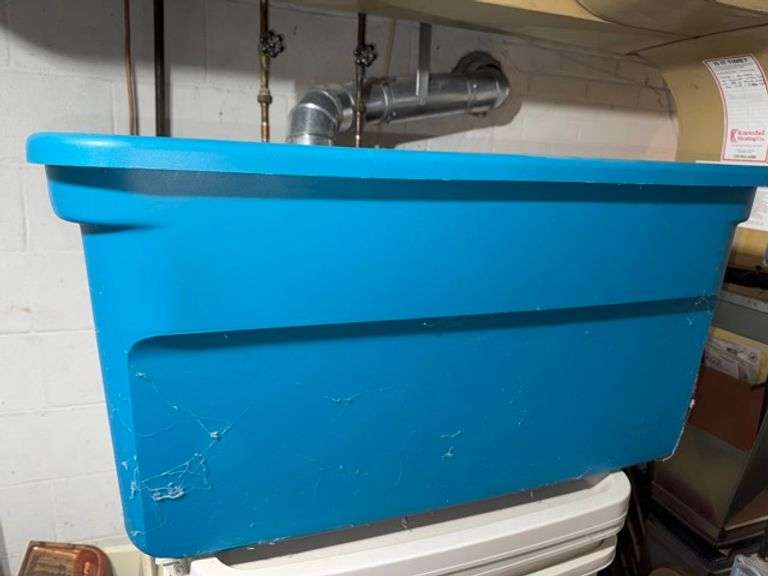 Sterilite tote with lid • Basement