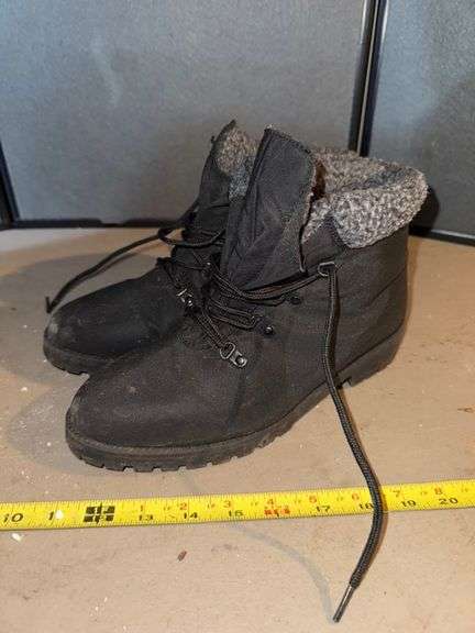 Comfort view boots • Size: 9 • Basement