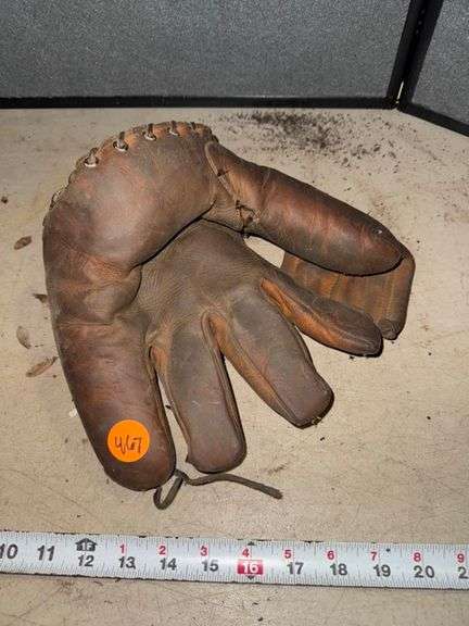 Vintage baseball glove • Garage