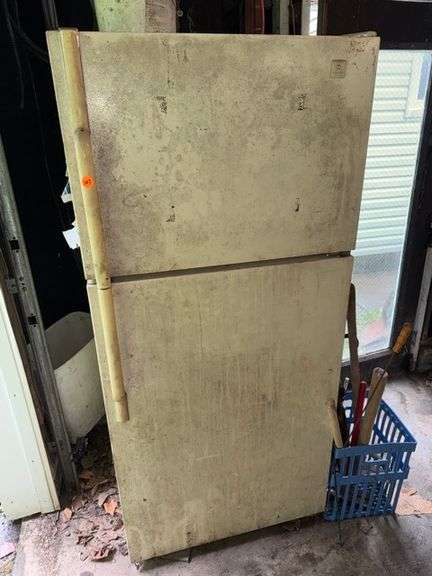 Maytag refrigerator • Works • Garage