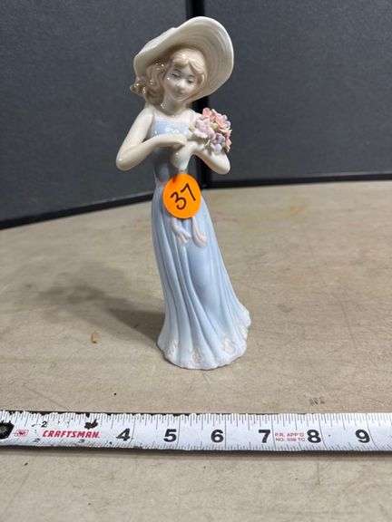House of lloyd gathering flowers figurine • Kitchen