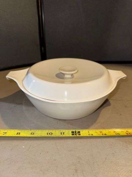 Centura corning casserole dish • Basement
