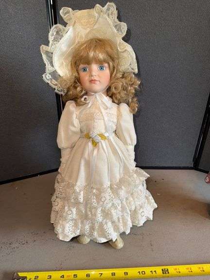 Porcelain face doll • Kitchen