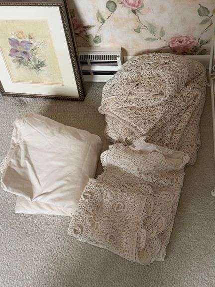 Size full bedding, sheets and ruffle • Upstairs