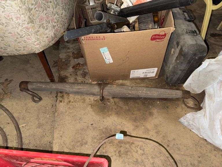 Single Hitch Tree • Garage