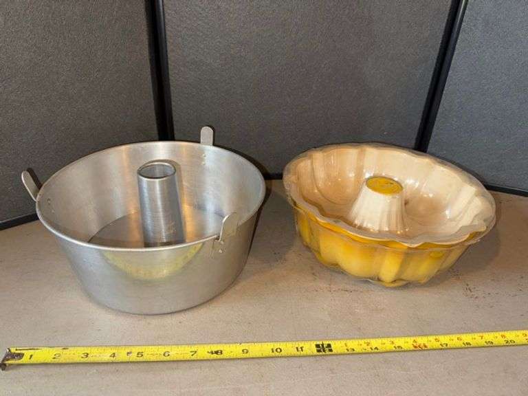 Bundt cake pans • Basement