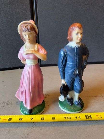 Pink lady and blue boy figurines • Kitchen