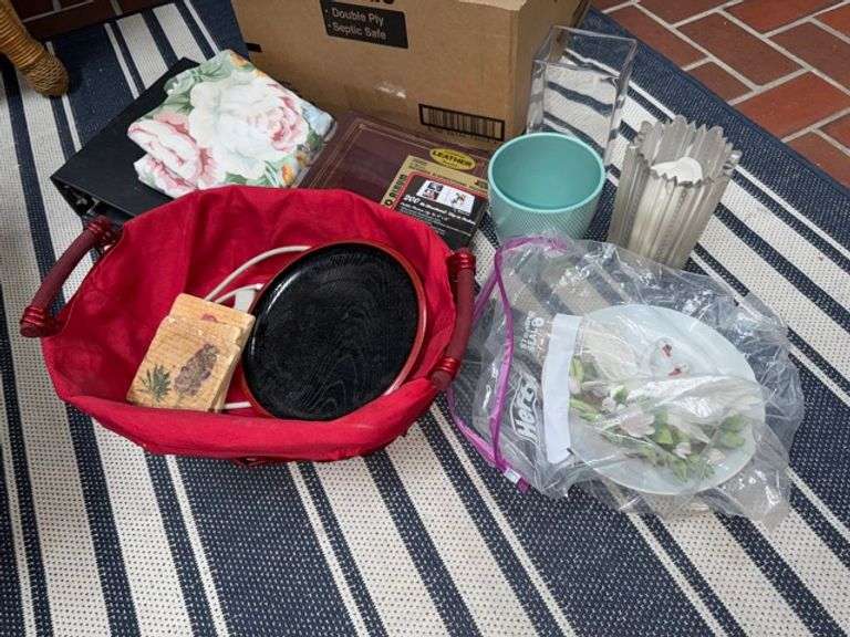 Miscellaneous box lot • Sun room