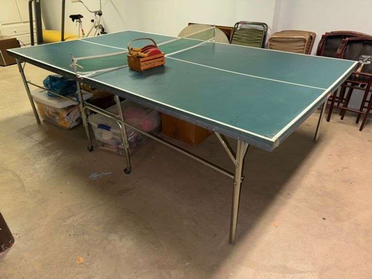 Full size Ping pong table with paddles and balls • Basement
