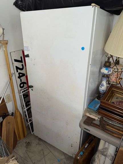 Upright freezer • Works • Garage