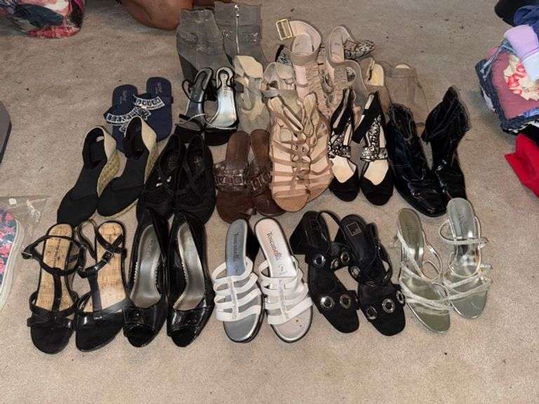 Womens shoes • Size:7-8 • Upstairs