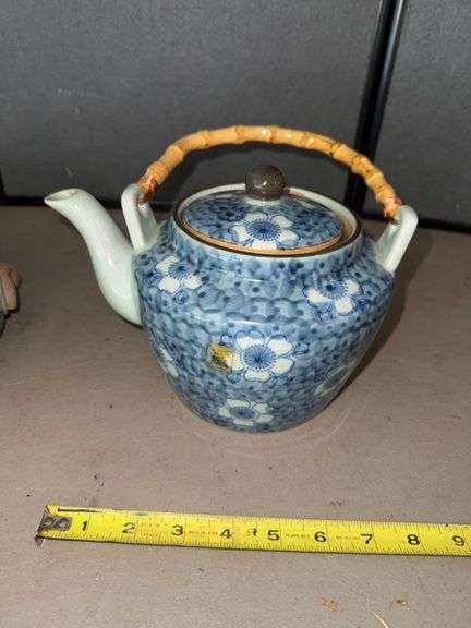 teapot marked Kana • Garage