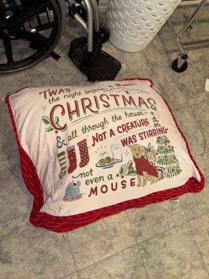Christmas pet bed • Basement