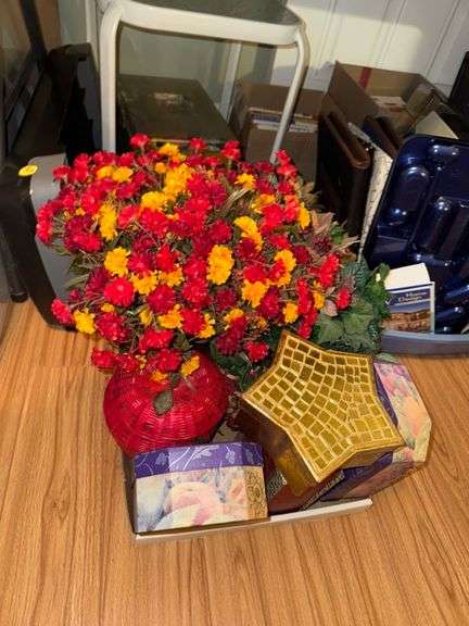 Floral decor and decorative boxes • Bedroom
