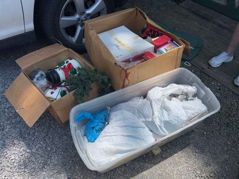 Christmas decor lot • Garage