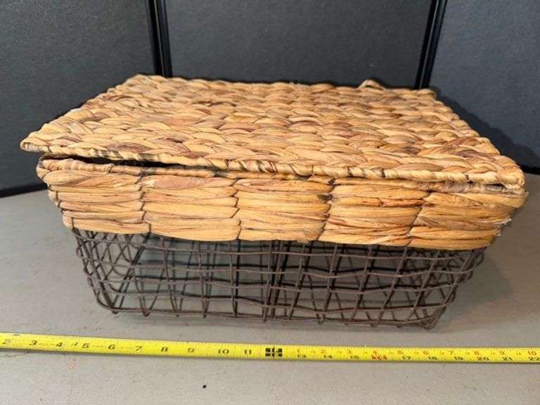Wicker and metal basket • Basement