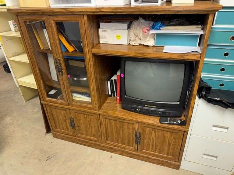 Tv stand no contents • 53x20x50 • Basement