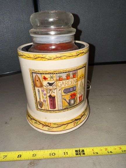 Yankee candle warmer and candle • Dining room