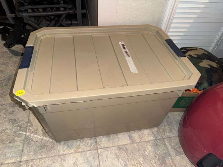 Locking lid tote • Basement