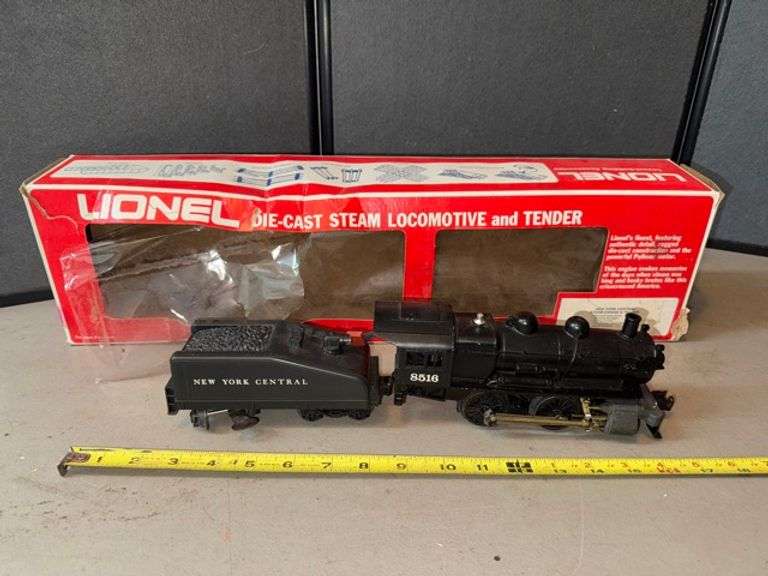Lionel New york central train engine and tender • Basement