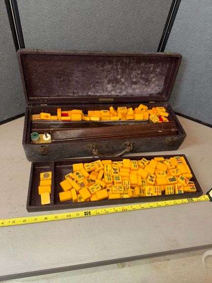 Mahjong set with bakelite tiles • Basement
