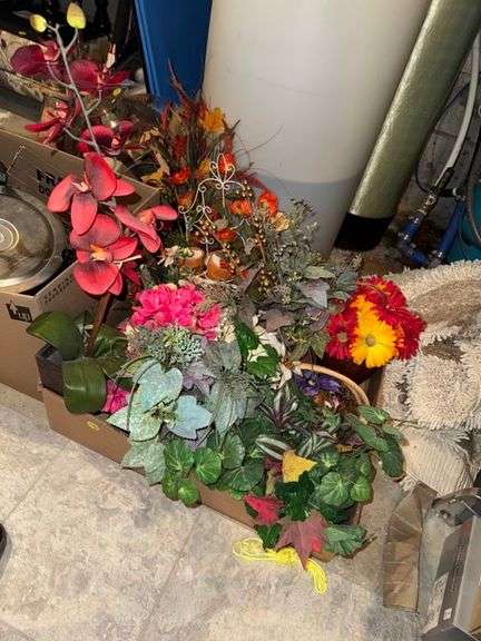Floral decor lot • Basement
