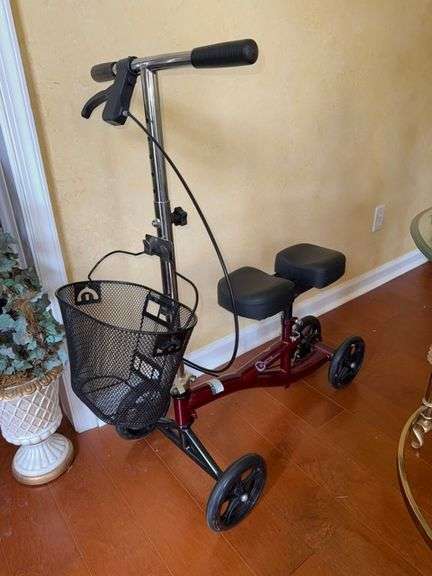 Knee scooter • Dining room