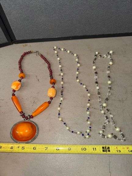 Womans necklaces • Basement