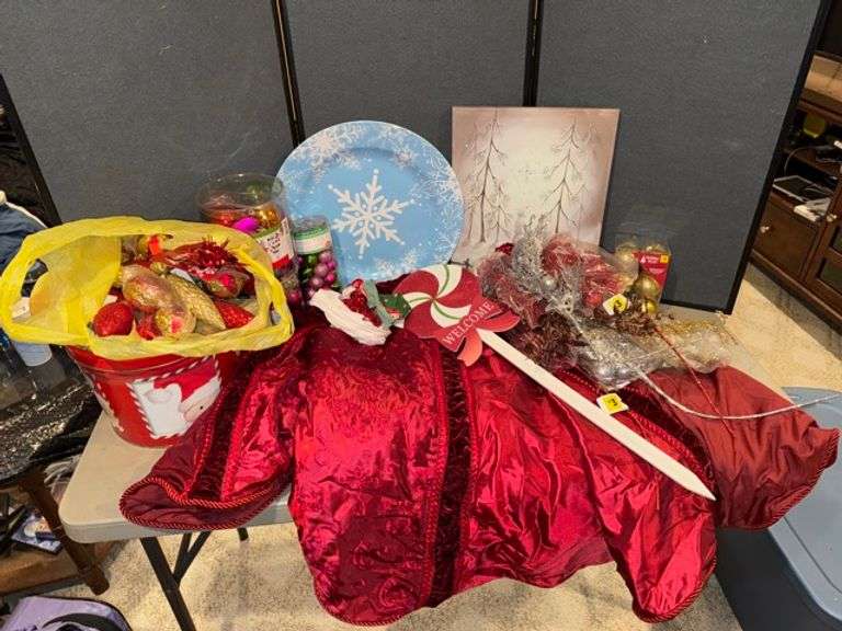 Christmas decor lot • Basement