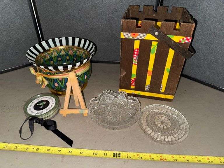 Home decor lot • Garage
