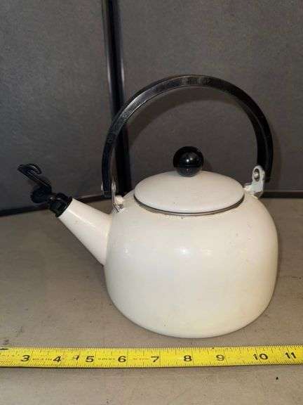 Lincoware music teapot • Dining room