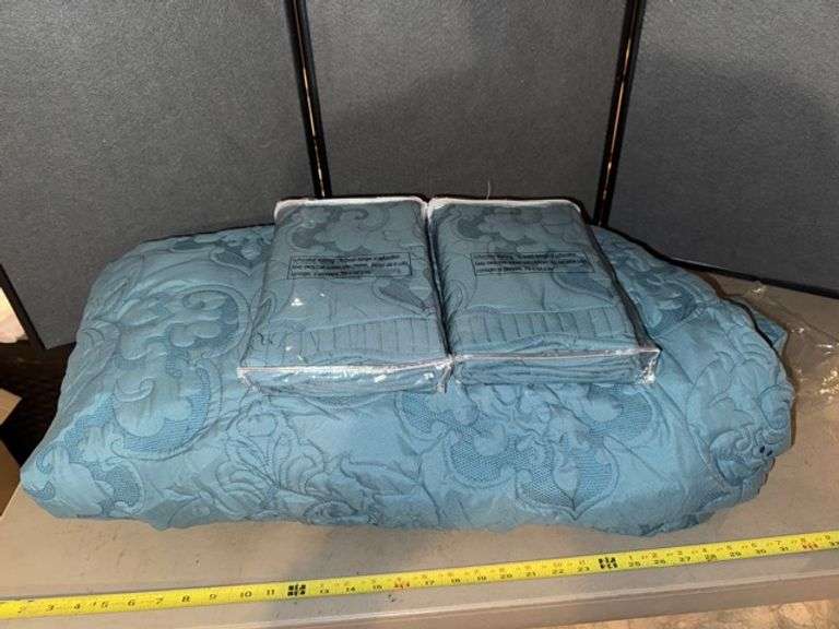 King size quilt and pillow covers • Basement