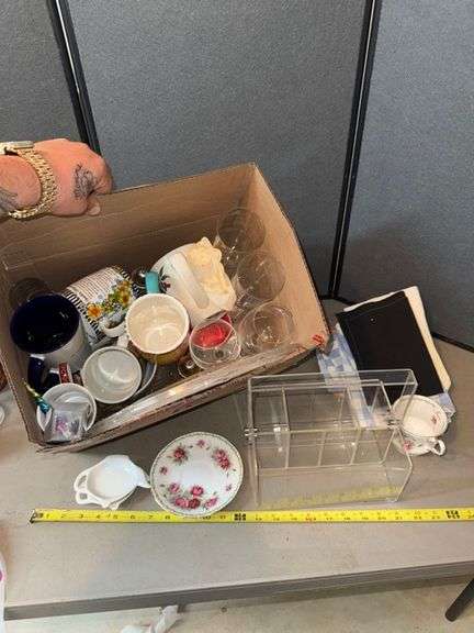 Miscellaneous kitchen lot • Basement