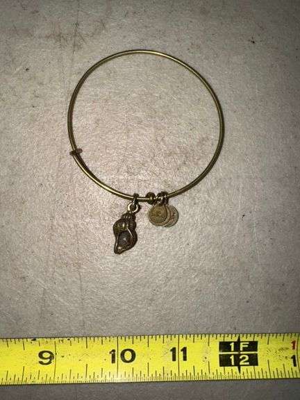 Womens charm bracelet • Basement
