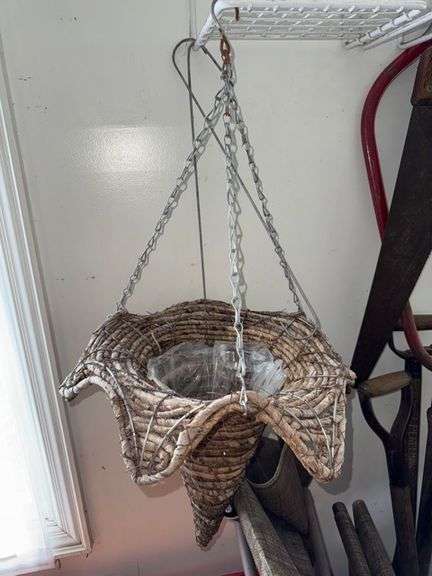 Hanging basket • Garage