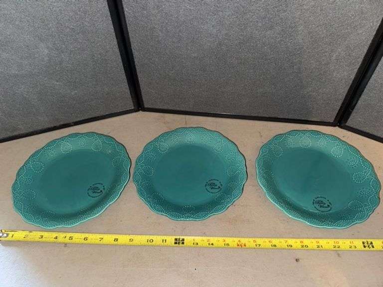 Pioneer woman plates • Dining room