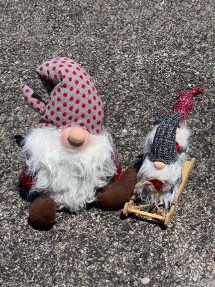 Gnome christmas decor • Garage