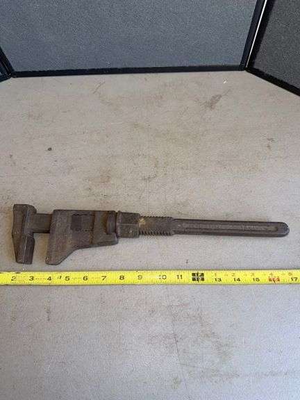 Pipe wrench • Garage