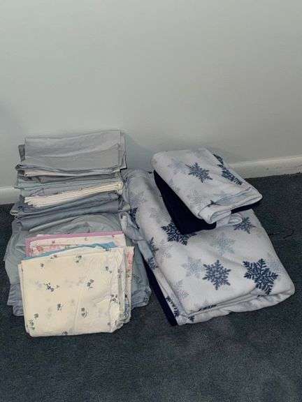Bed sheets and pillow cases • Size: queen • Bedroom 1