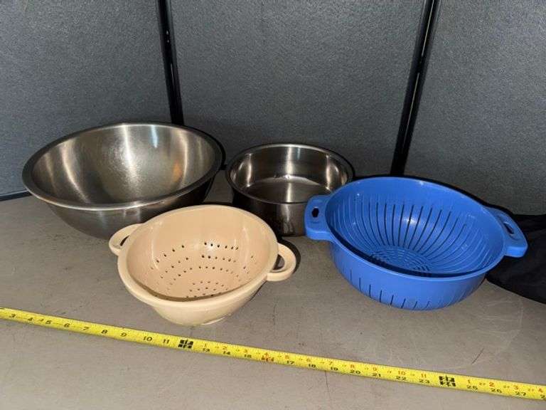 Mixing bowls, colanders • Kitchen