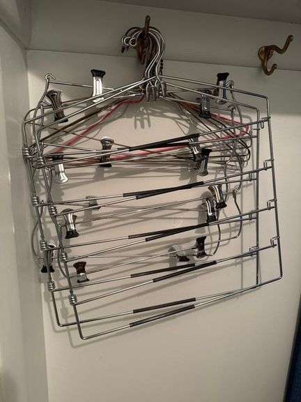 Clip hangers • Bedroom 1