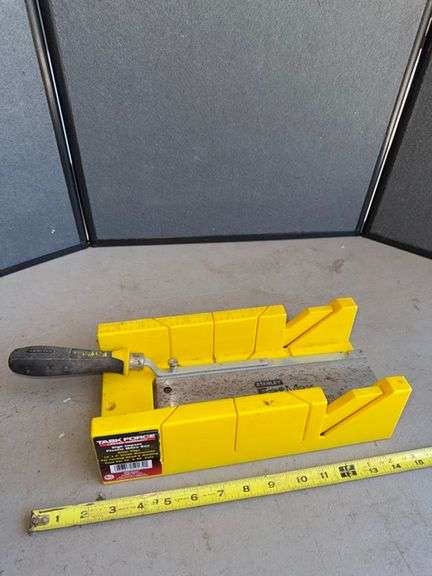 Mitre box and saw • Garage