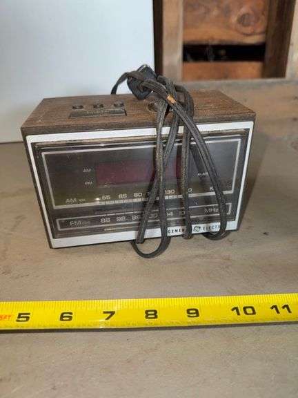 General Electric radio alarm clock • Warehouse